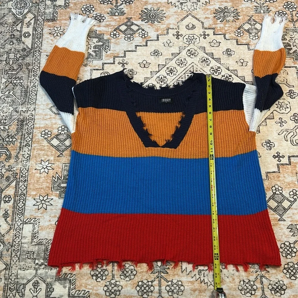 IVORY M distressed V Neck color block sweater with raw hem